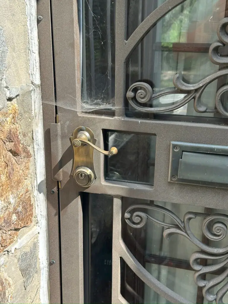 lock and handle on metal gate